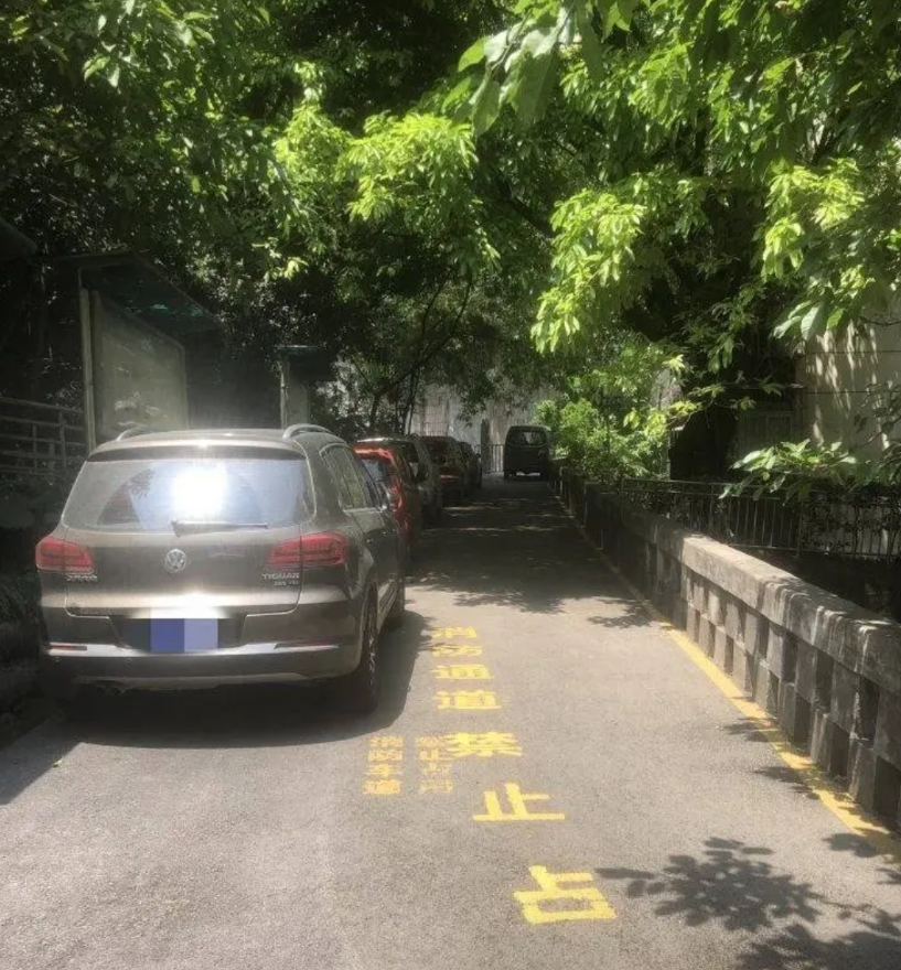 湖南长沙，男子已经拒缴物业费近6年，物业公司多次催缴，但男子总以物业公司哪方面服