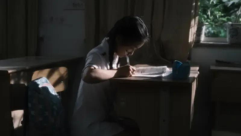 如果不是班级有监控，我估计也会被家长投诉吧！连续三个星期，总有学生向我反映，他