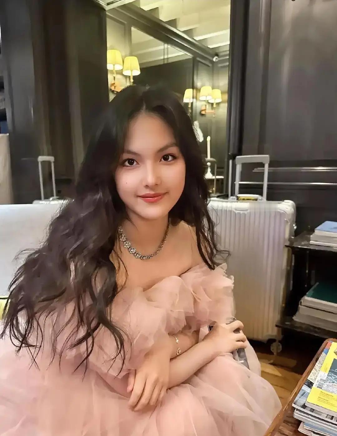 森蝶爸是跳水冠军，森蝶自己拿青少年网球冠军，这组合在豪门眼里就是顶配。王诗龄天