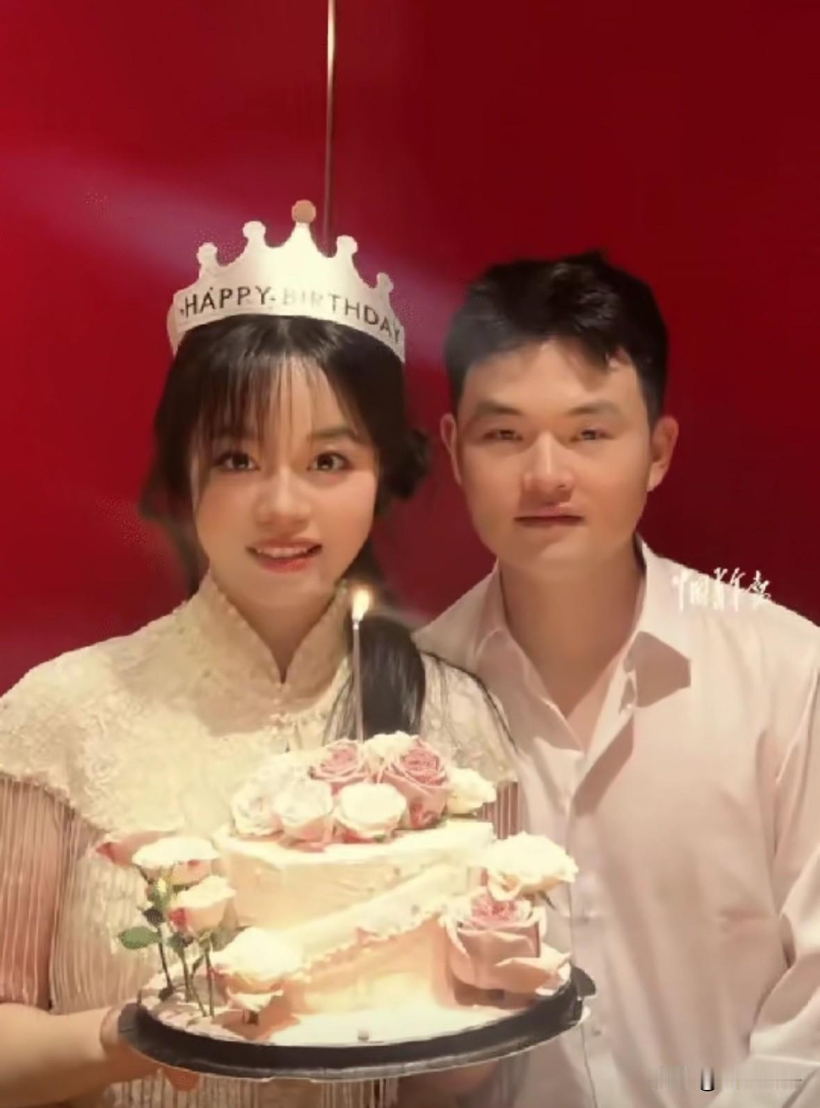 笑不活了，湖南，一男子和女友偷偷领证回家，事先没有通知家里人，想给他们一个惊喜。