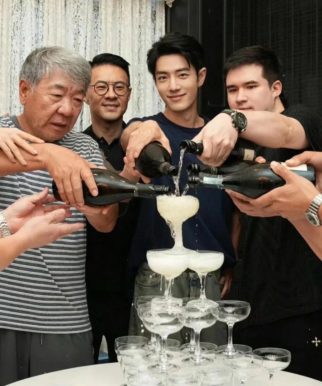 有人说，肖战拍的这些照片太突兀了！像假人！他的脸就像雕刻出来的那样，有轮廓！他的