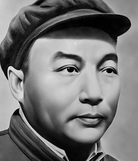 1948年，一位灰头土脸的国军排长，率领部下投诚。当他抵达士兵投降登记处时