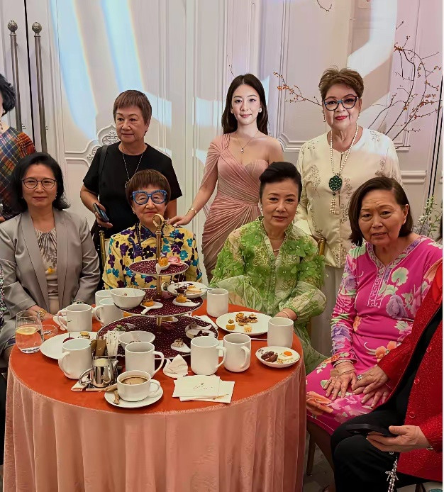 郭天王看到了，估计嘴都要笑麻了！原来不是方媛不喜欢社交，也不是她融不进上流圈子，而是一般的上流人士真