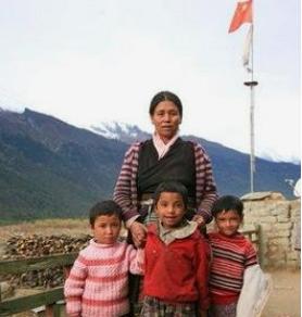 西藏吉隆沟的藏式民居上，五星红旗在风中飘得特别显眼。这些房子的主人有个特别的