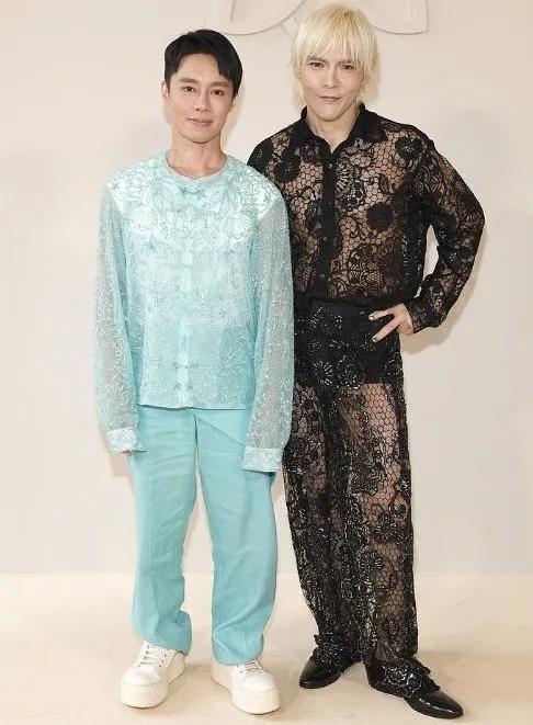40岁的向佐金发+透视装亮相巴黎，80万高定装引爆巴黎高定周！他的高定之行无