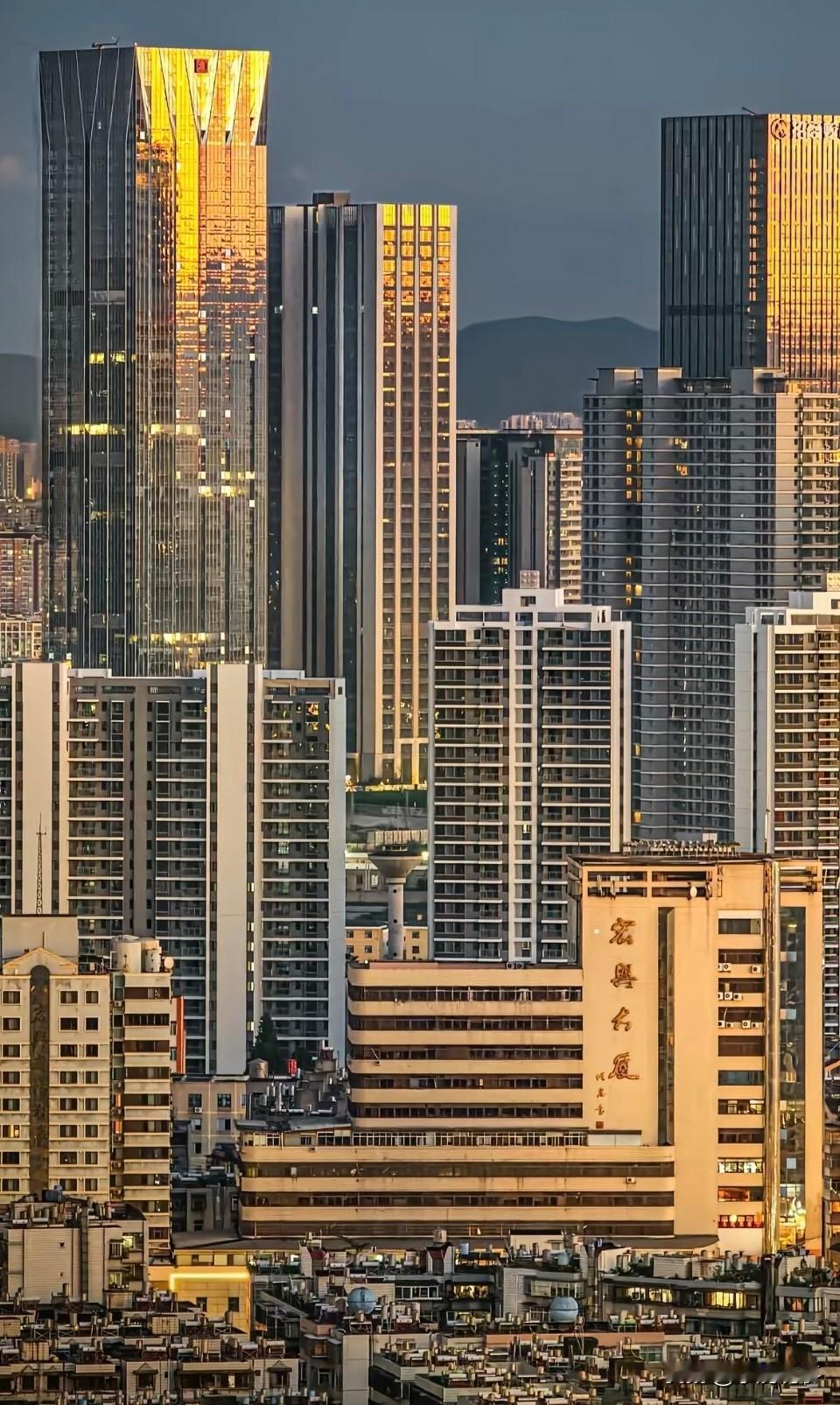 我表哥去年把房子扔给了银行。他2019年买的房，总价一百二十万，每月还五千。