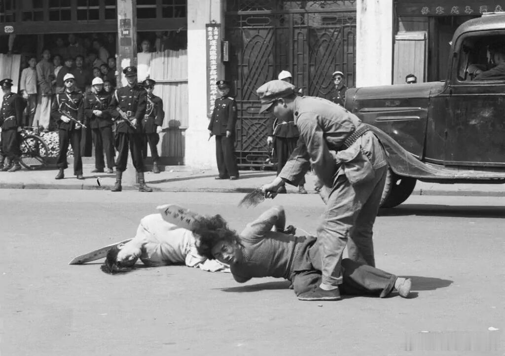 上海中华路被枪杀的共产党烈士！1949年，上海解放前夕，几名共产党员被国民党反动