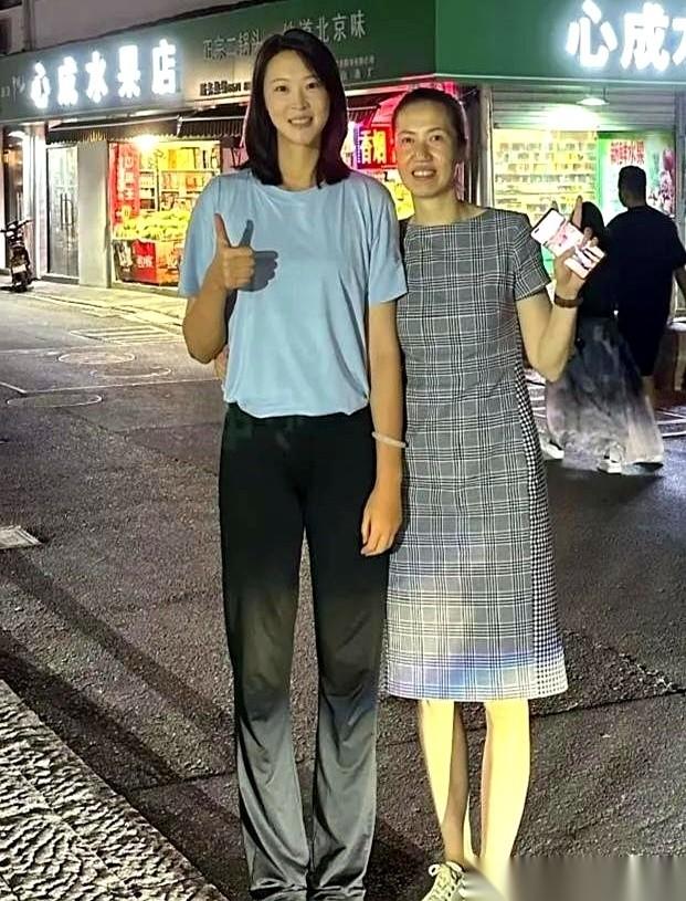 一张惠若琪的合照，最近在网上炸开了锅。照片里，她身边站着两位干部，可网友们的留言