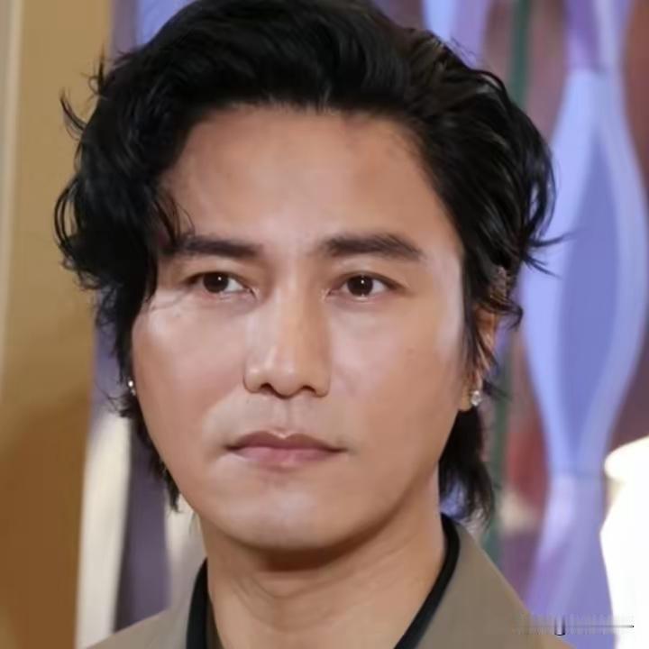 陈坤眉毛和我一样，属于眉飞色舞，是一种本能，现在感觉他眉毛不太会动了，基本是强硬