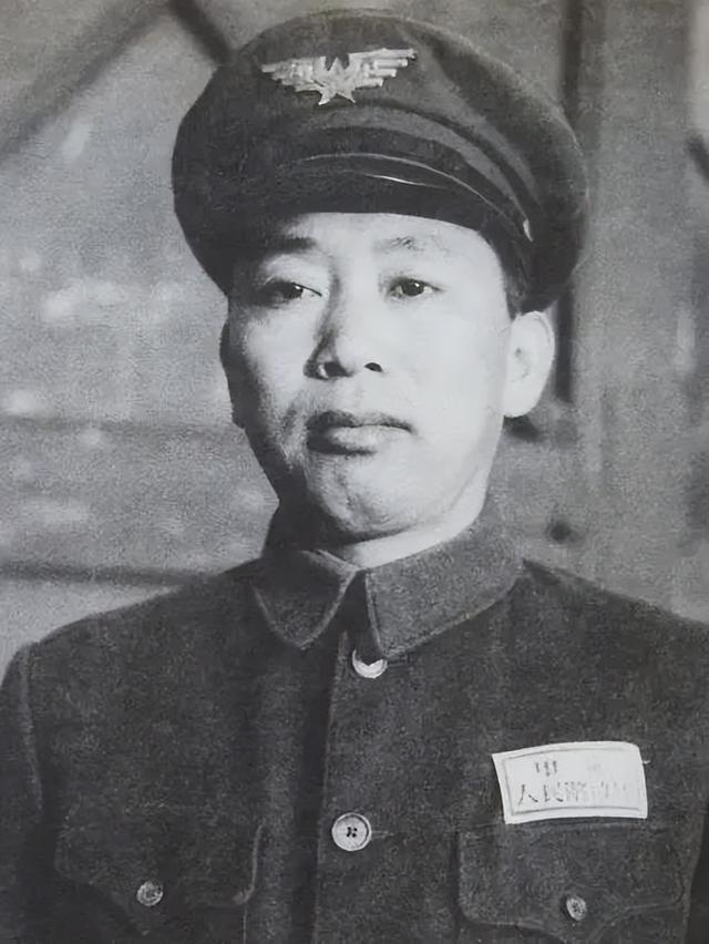 空军司令员刘亚楼陪同贺龙元帅接见空军某部先进代表。合影前，一位部队干部出于“仪表