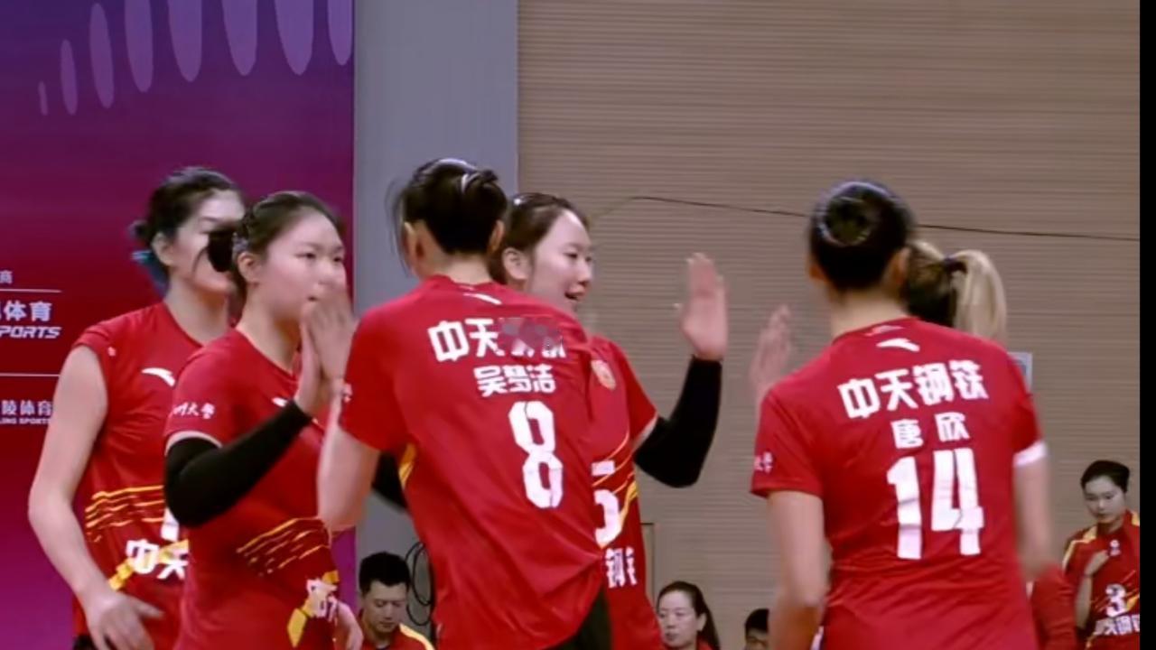 吴梦洁高点强攻锐不可当、杨佳发扣拦表现俱佳！江苏3-1双杀北京！1月28日，女