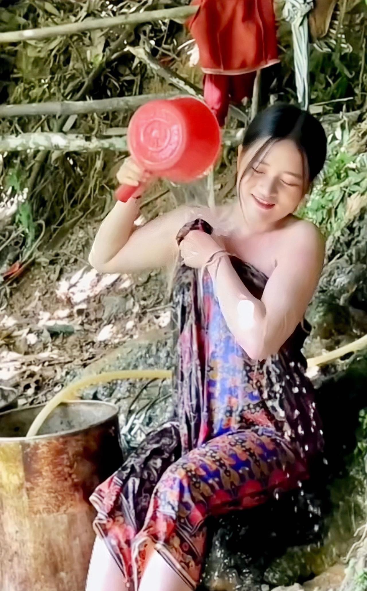 大山深处的浴女大山褶皱里，她是灵动的音符。红瓢倾泻银线，落于彩裙，洇开自然韵律