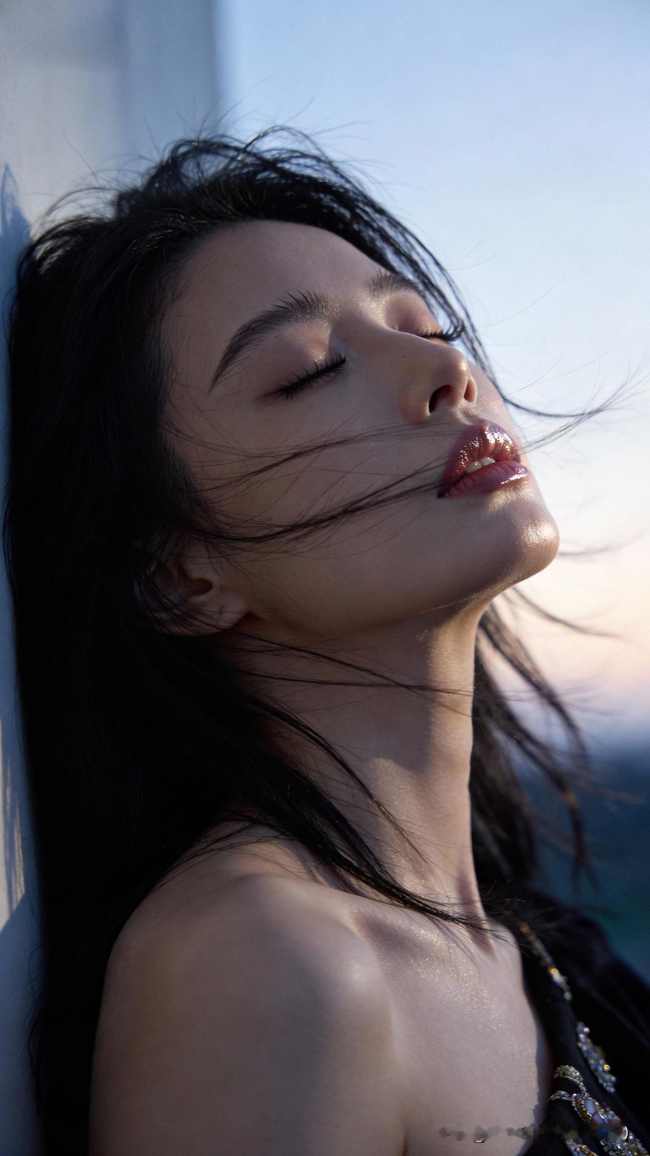 不必强迫自己永远清醒又坚强，允许情绪有起伏，允许偶尔的软弱和迷茫。那些说不出口的