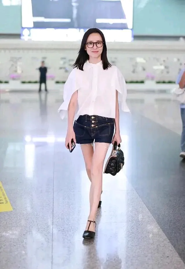 她如果不出轨，不被拍下来，那如今也还是数一数二的女演员，气质好，颜值高，演技好，