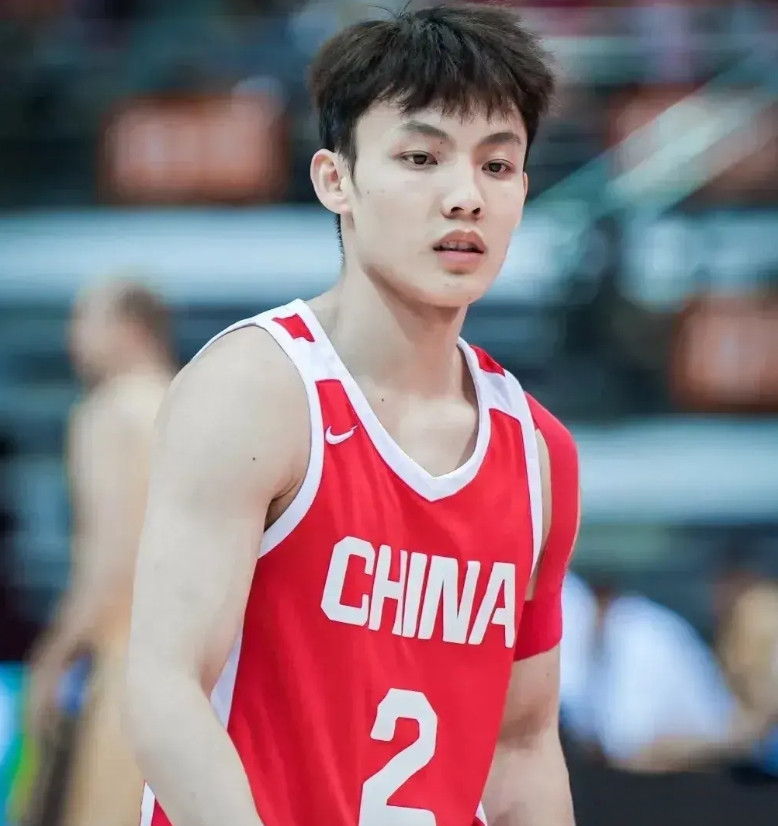 高诗岩凭什么挤掉徐杰！徐杰与高心岩孰强孰弱。郭士强唯一能解释的就是，高诗岩在
