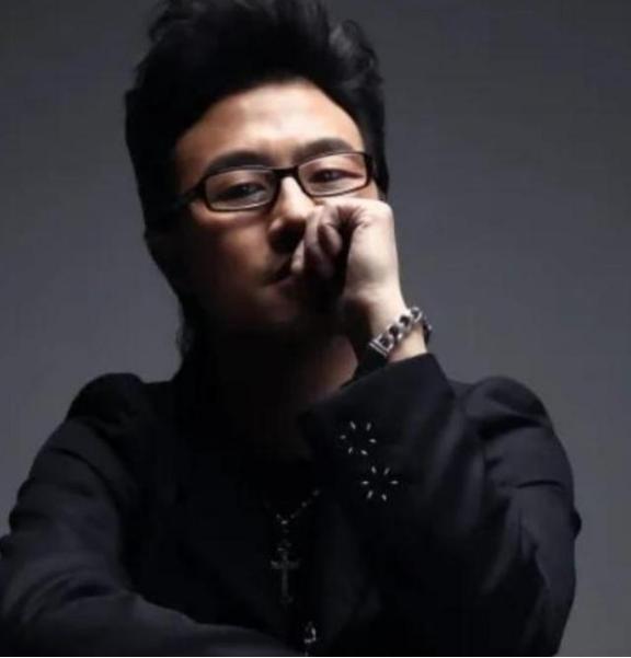 1998年，汪峰走投无路，就给黄绮珊打电话：黄妈，我这有一首歌适合你，标价600