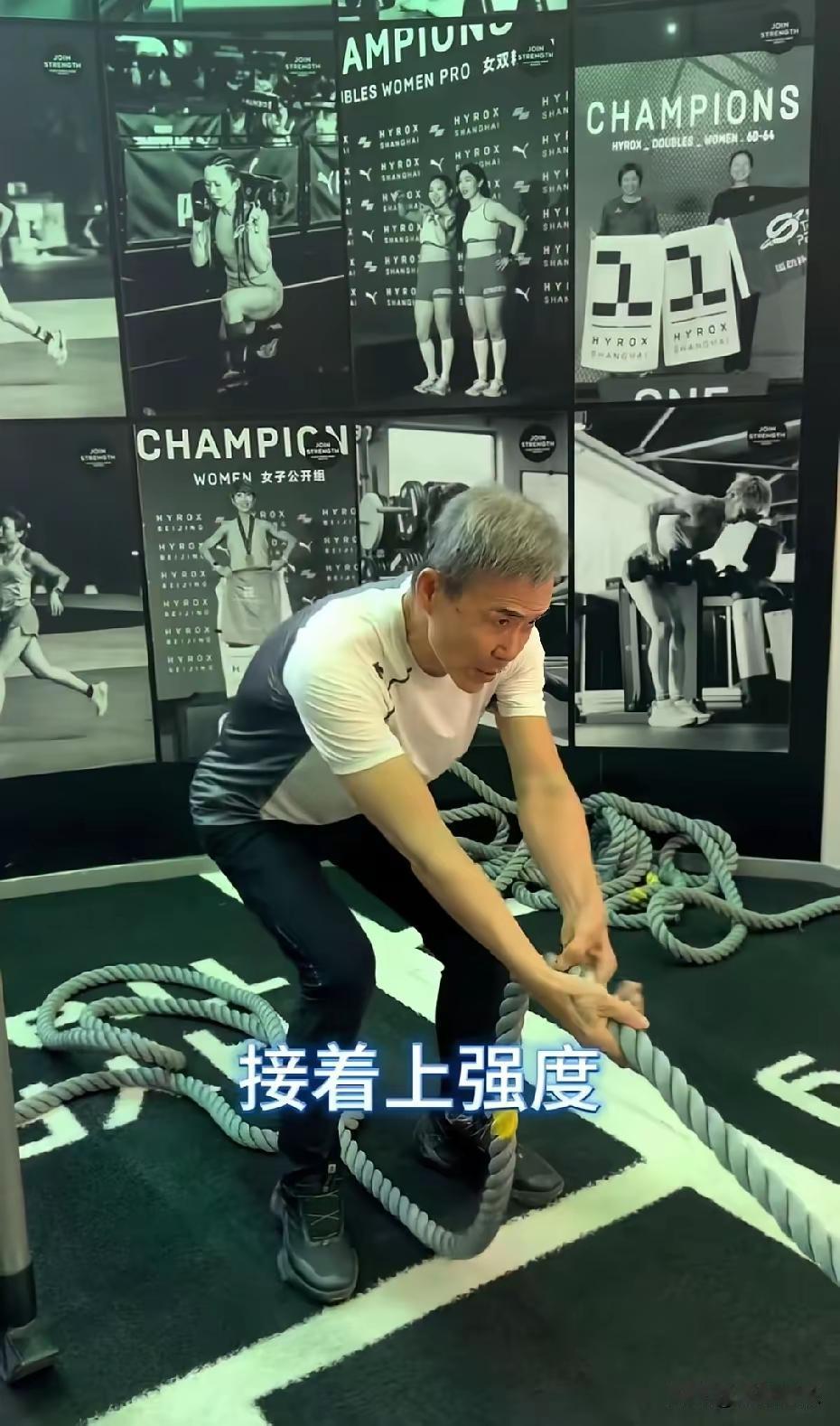 我都怀疑75岁的王石是不是疯了，为了练体能证明自己行，他竟然学着小年轻硬让自己来