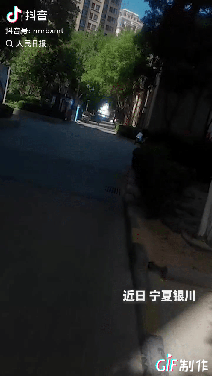 上人民日报了。宁夏银川，一男子骑着电动车，右拐的时候处于视觉盲区，迎面撞上一个骑
