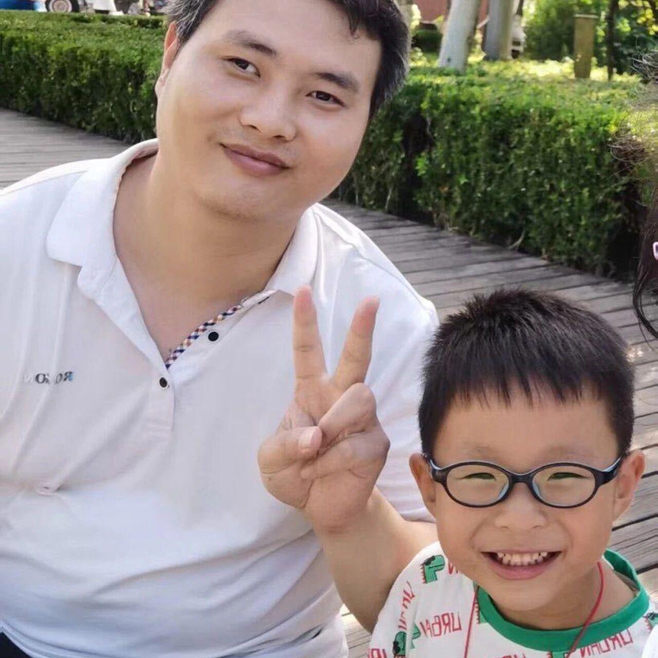 ICE上周在纽约曼哈顿联邦广场26号的例行报到中逮捕了一名中国父亲和其6岁儿子，