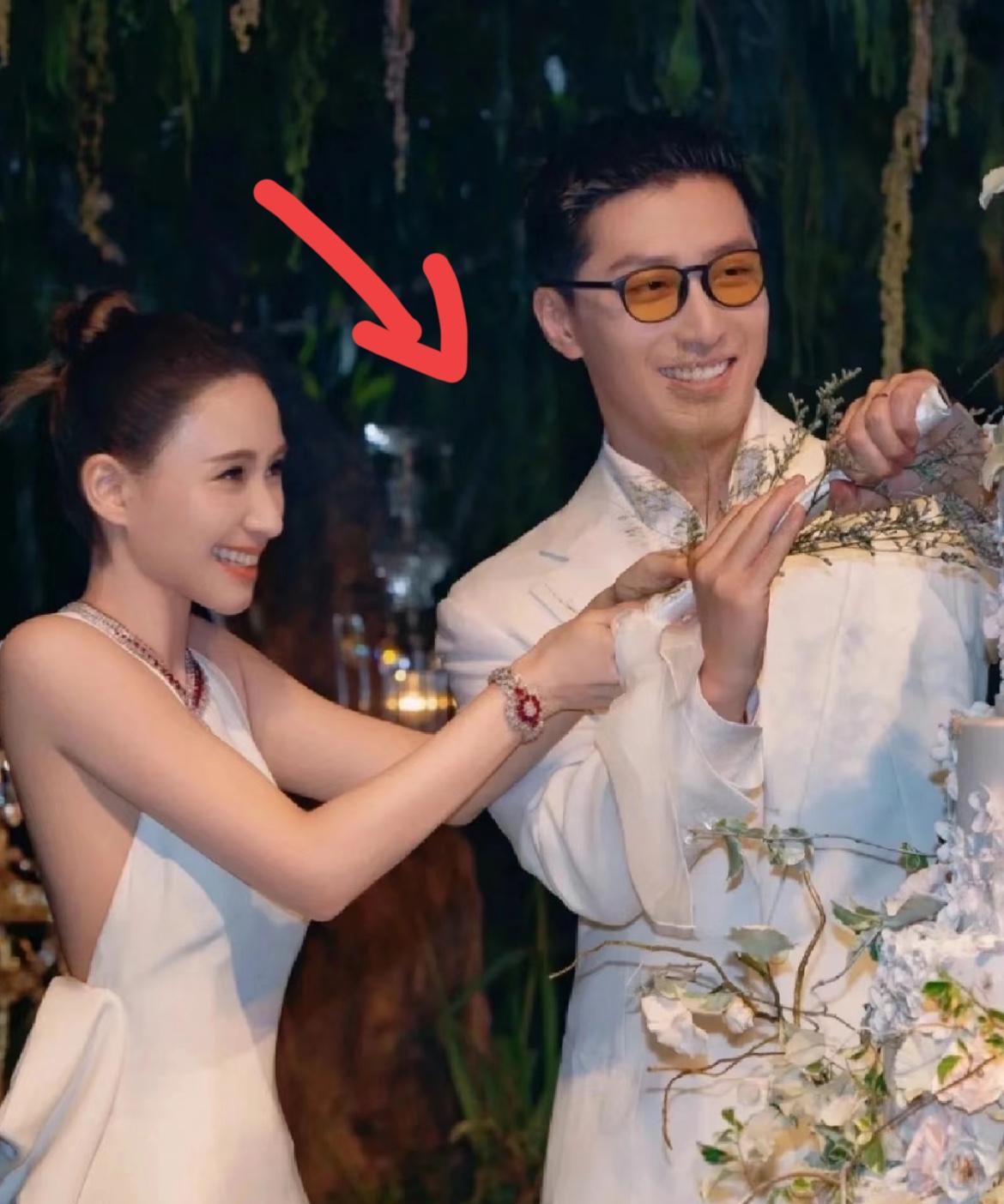 猜测窦骁和何超莲婚变的人都省省吧窦骁就算再有钱他也舍不得和何超莲离婚不是因