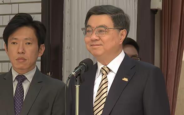 卓荣泰每次发表谈话，左右都站着两个傻子，一男一女，一动不动，眼也不眨一下，毫无表