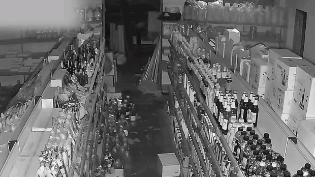 “齐天大圣”凌晨大闹城阳超市，百条香烟不翼而飞，民警火眼金睛：面具再花也逃不过法