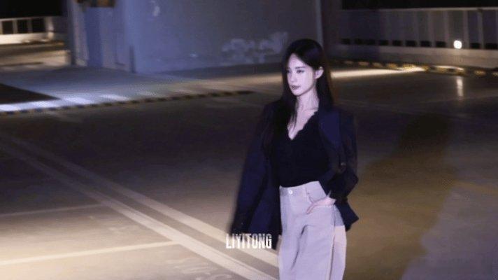 李一桐出发看秀李一桐奔赴米兰的妆造好惊艳！黑长直衬得气质清冷，西装穿出松弛气场