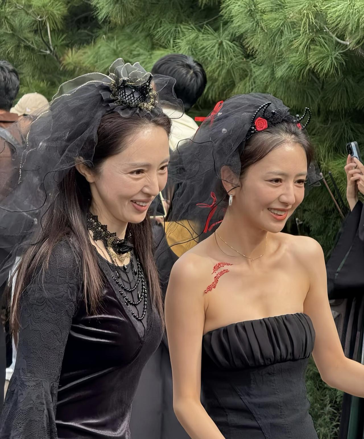 10月6日，董璇和佟丽娅带着各自的孩子到北京环球影城游玩，她们一行人穿衣打扮怪异