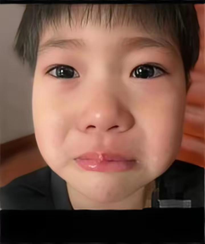 贵州安顺一个8岁小男孩来到当地民政局，工作人员问：“小朋友你来干嘛呀？”男孩说：
