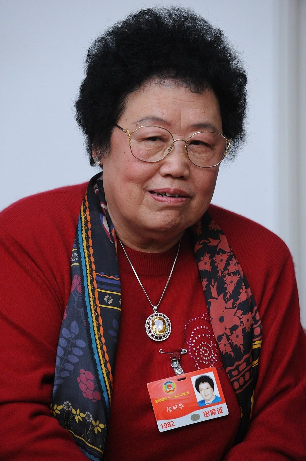 陈丽华这一辈子，是真的干成了事。高中没读完就辍学修家具，从一个小铺子干起，