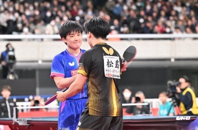 【张本智和赛后承认松岛辉空实力大增】2026年全日锦男单半决赛赛后，张本智和明