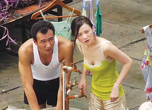 胡军身边的美女是谁？她的演技精湛，绝对是娱乐圈里有一号人物，她的身材也是太好了