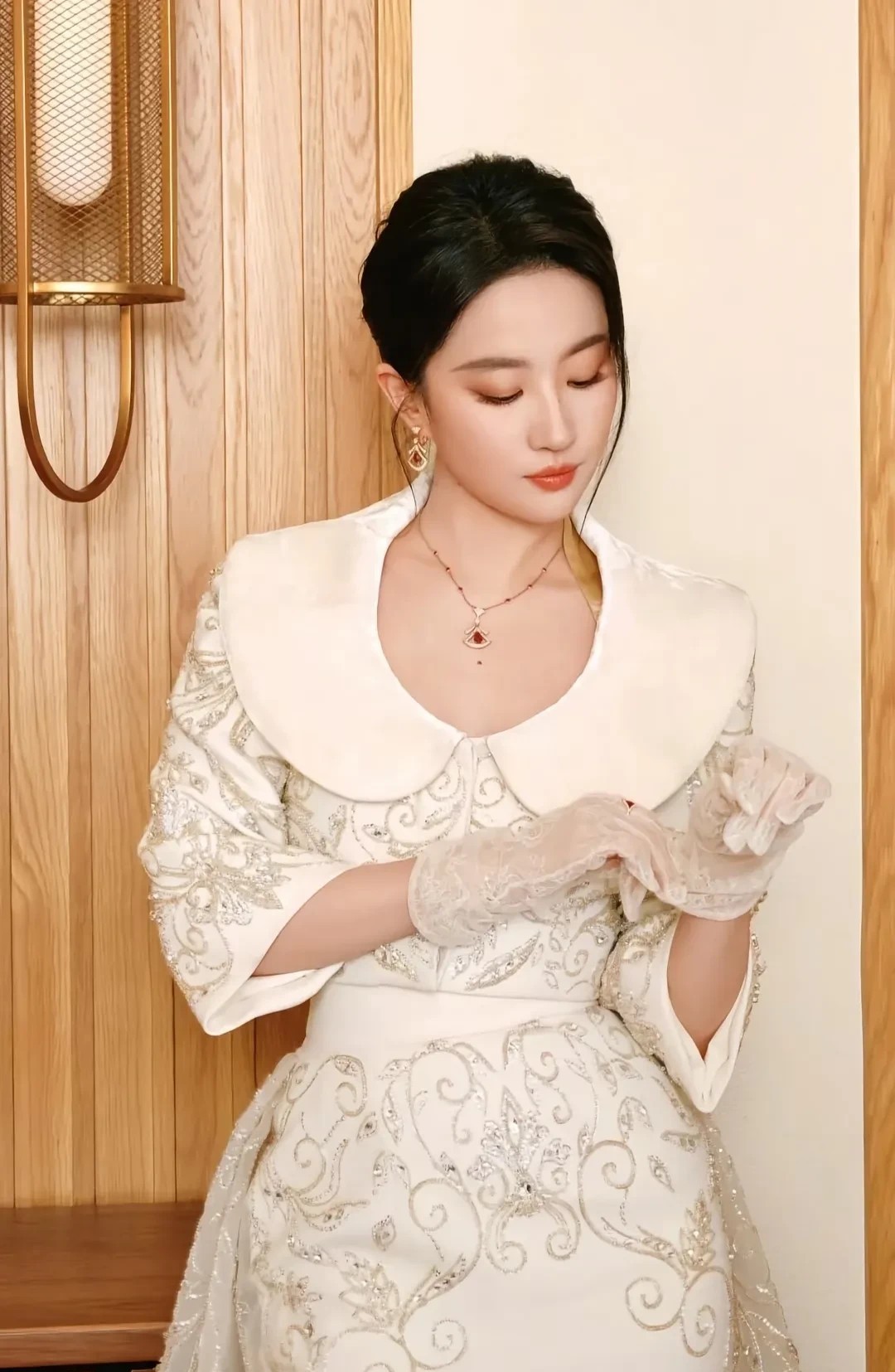 见过刘亦菲演赵灵儿的观众很难不认她当女神。2005年追剧时看见她光着脚丫跑出水