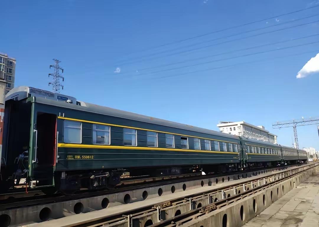 2019年8月，四辆从东德进口的RW9高级软卧车，空车送往石家庄进行拆解报废。
