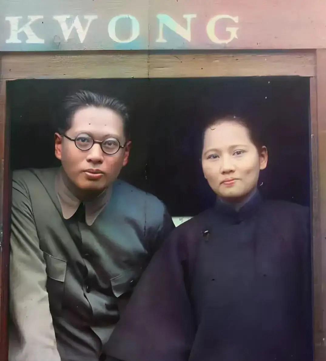 这是宋子文与姐姐宋庆龄的合影照片，宋子文穿着中山装，戴着圆框眼镜，梳着大背头，姐