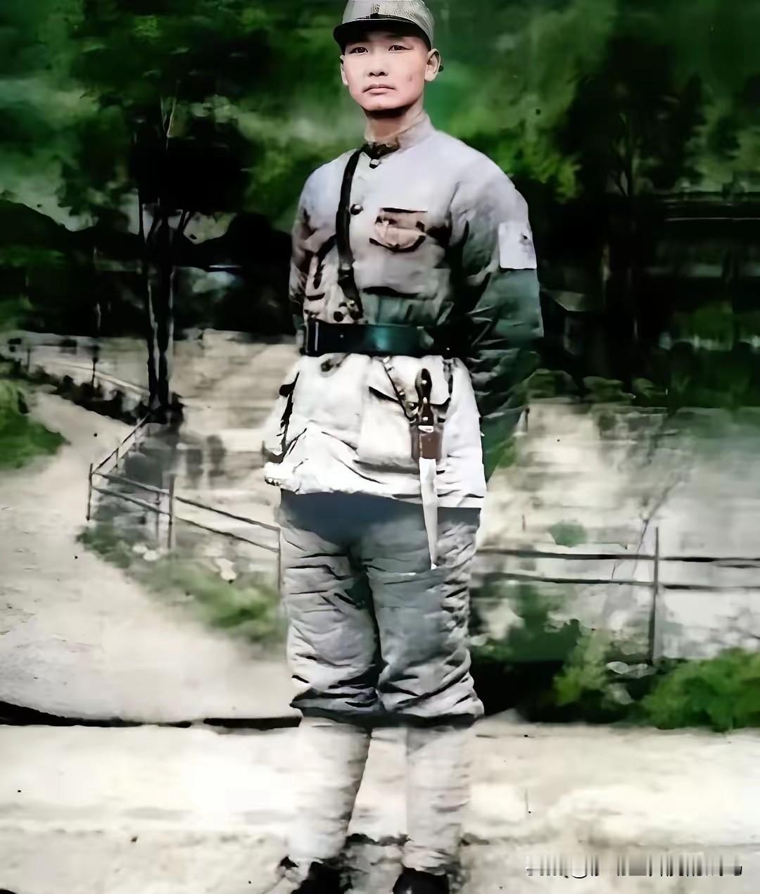 这张照片中的军人身姿挺拔，眼神坚毅，他是国民革命军第一六九师二四七团团长冯汉英。