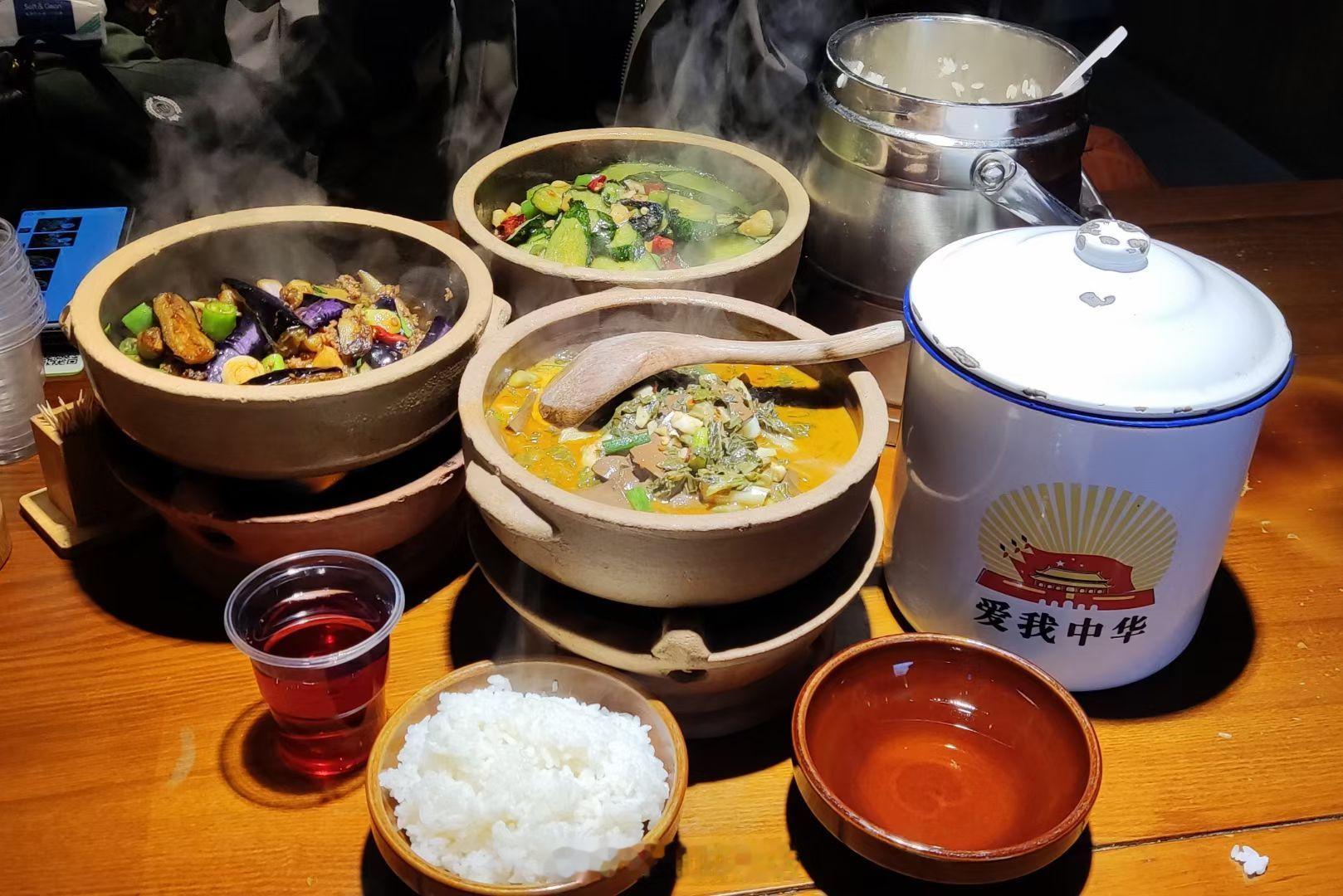 下饭是湘菜唯一的缺点真的太对了！正宗湘菜非常好吃，但油大且又辣，无法像我平时去饭