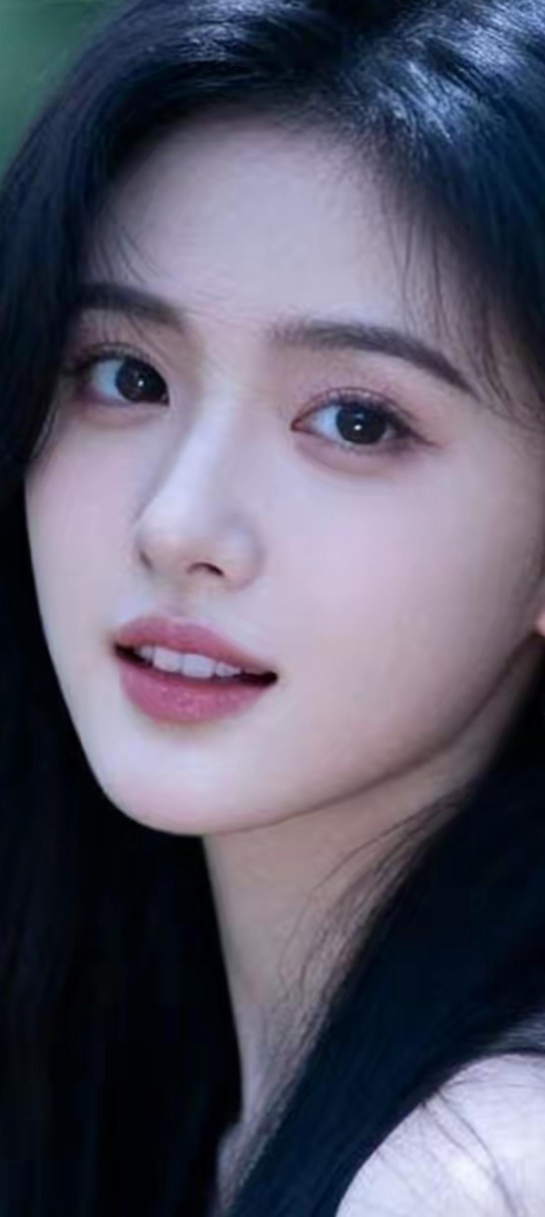 温柔如水的少女，黑发如瀑，宛若画中仙子。