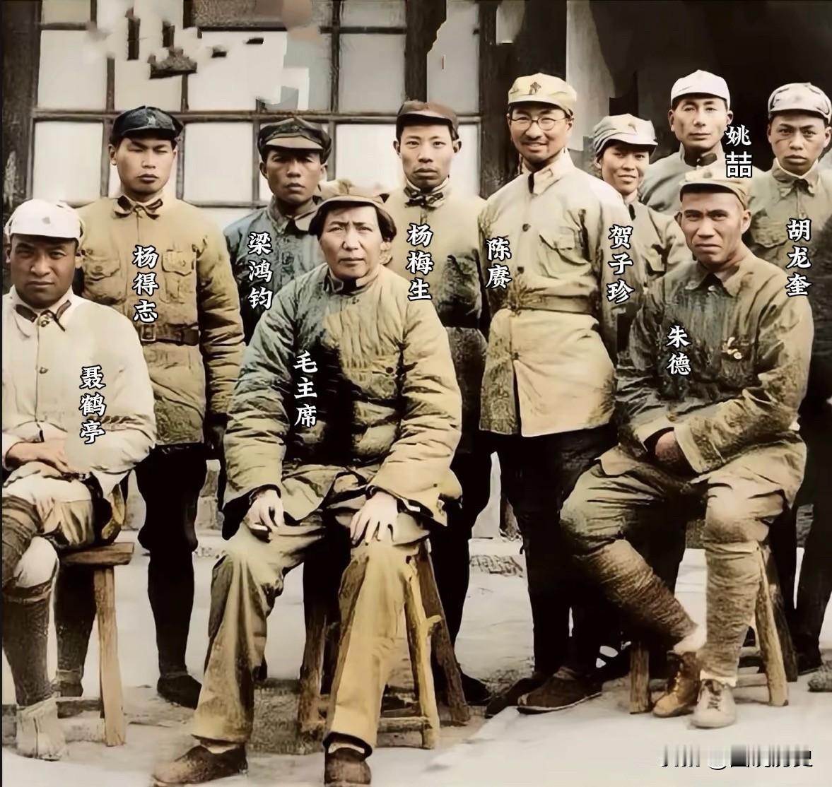 毛主席和抗大师生合影！这是一张1937年毛主席在抗大和抗大的师生的一张大合影