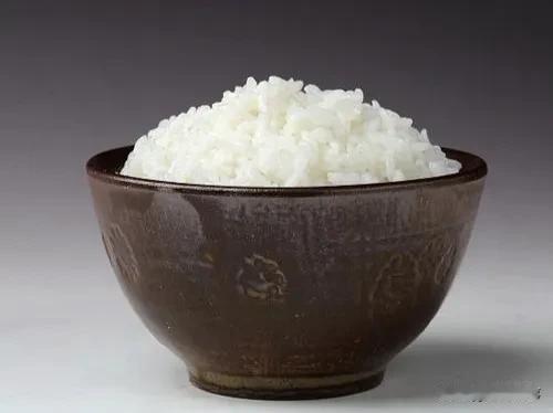 我与老公结婚那天，他小舅在我婚房里哇哇大哭，把我弄得一愣一愣的。我们是96年