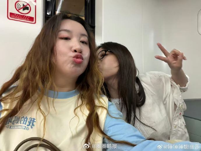 锤娜丽莎镜头里的马思纯锤娜丽莎举手机和马思纯自拍，跑路演延续影片友情，画面太戳