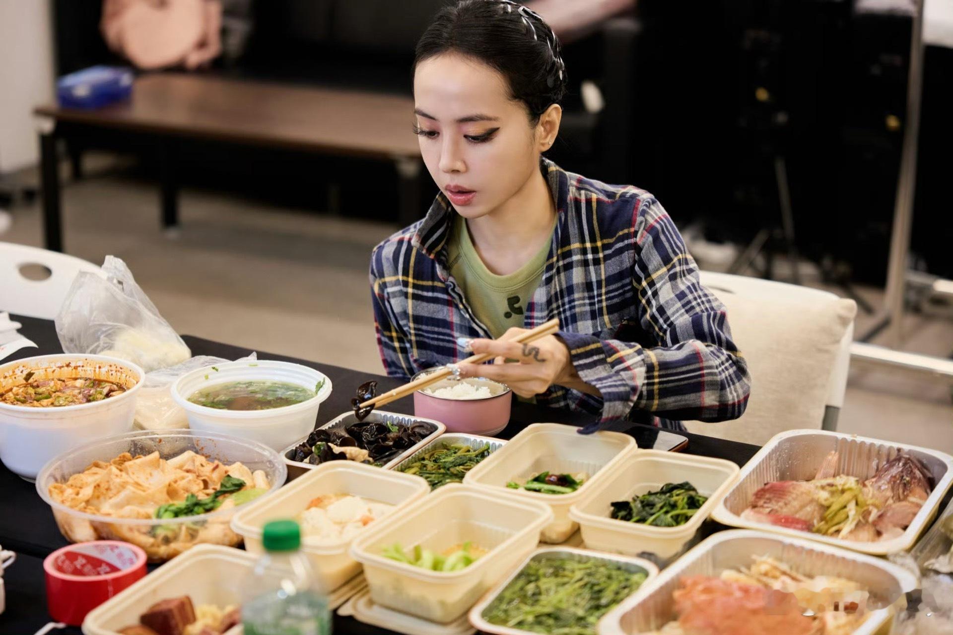 蔡依林的伙食真不错，每到一个地方开演唱会，都会点当地特色的盒饭，种类丰富，样式齐