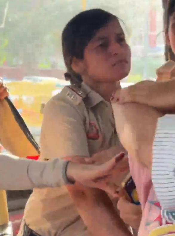 给西方上了一课！环保组织抗议处理流浪狗，遭印度女警察冲上车殴打近日，印度新德