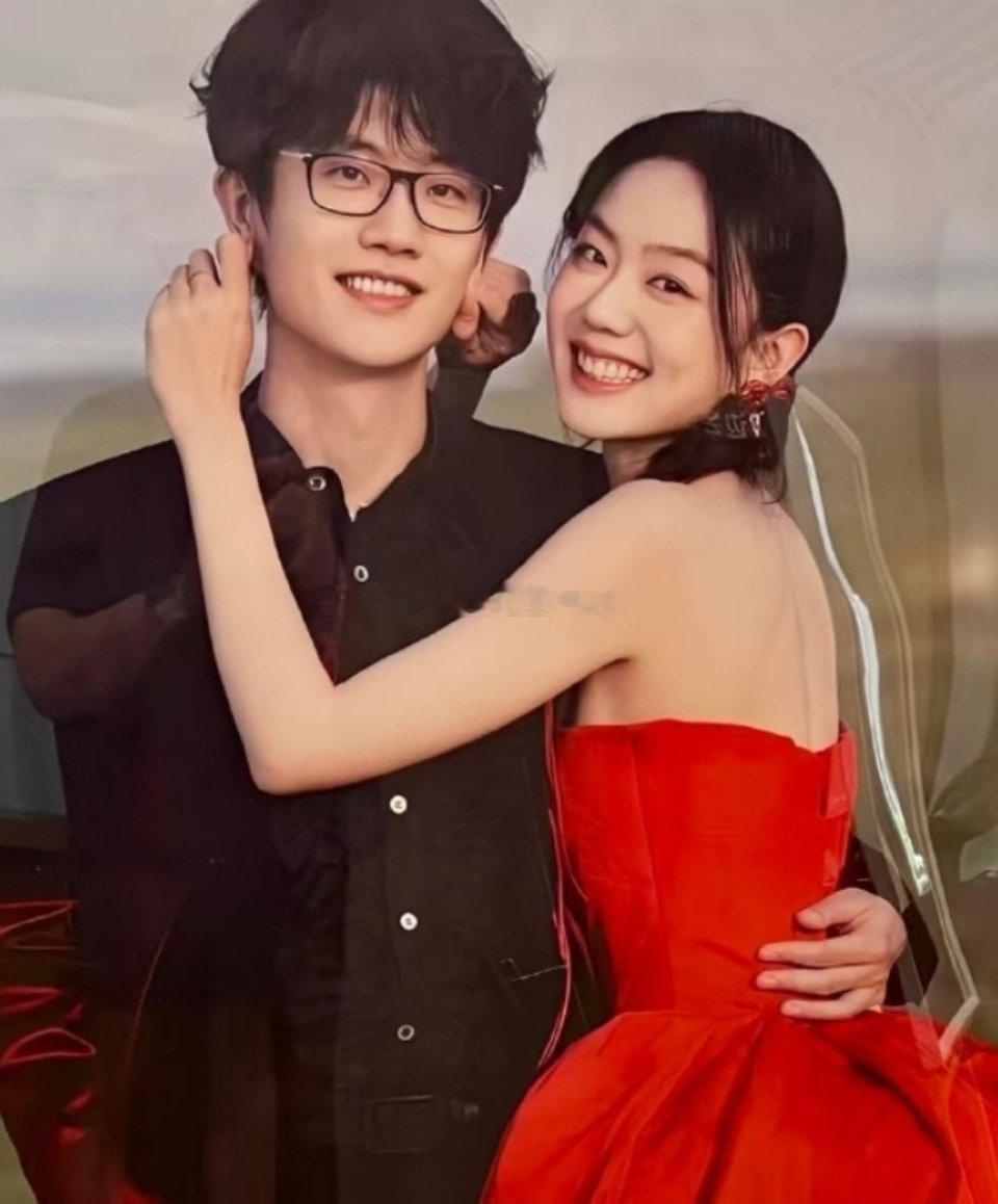许嵩冯禧未公开婚纱照官宣结婚后，许嵩冯禧更多未公开婚纱照流出✨草原旷野为背景，两