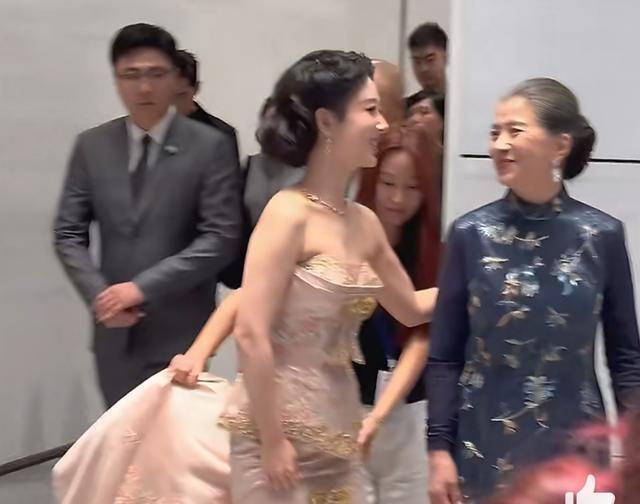 杨紫白玉兰后台偶遇迟蓬，没镜头感却有真情，这几秒钟远比红毯争艳高级