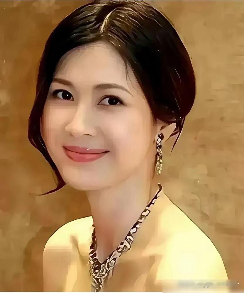 中戏那个公认的校花，真不是吹的。当年秦海璐亲口说，她一进校门，全校男生都疯了。高挑，骨相凌厉，下颌线