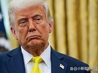 查尔斯三世站在美国议会演讲台上，特朗普和一帮高官坐得笔直，听得毕恭毕敬。这画面