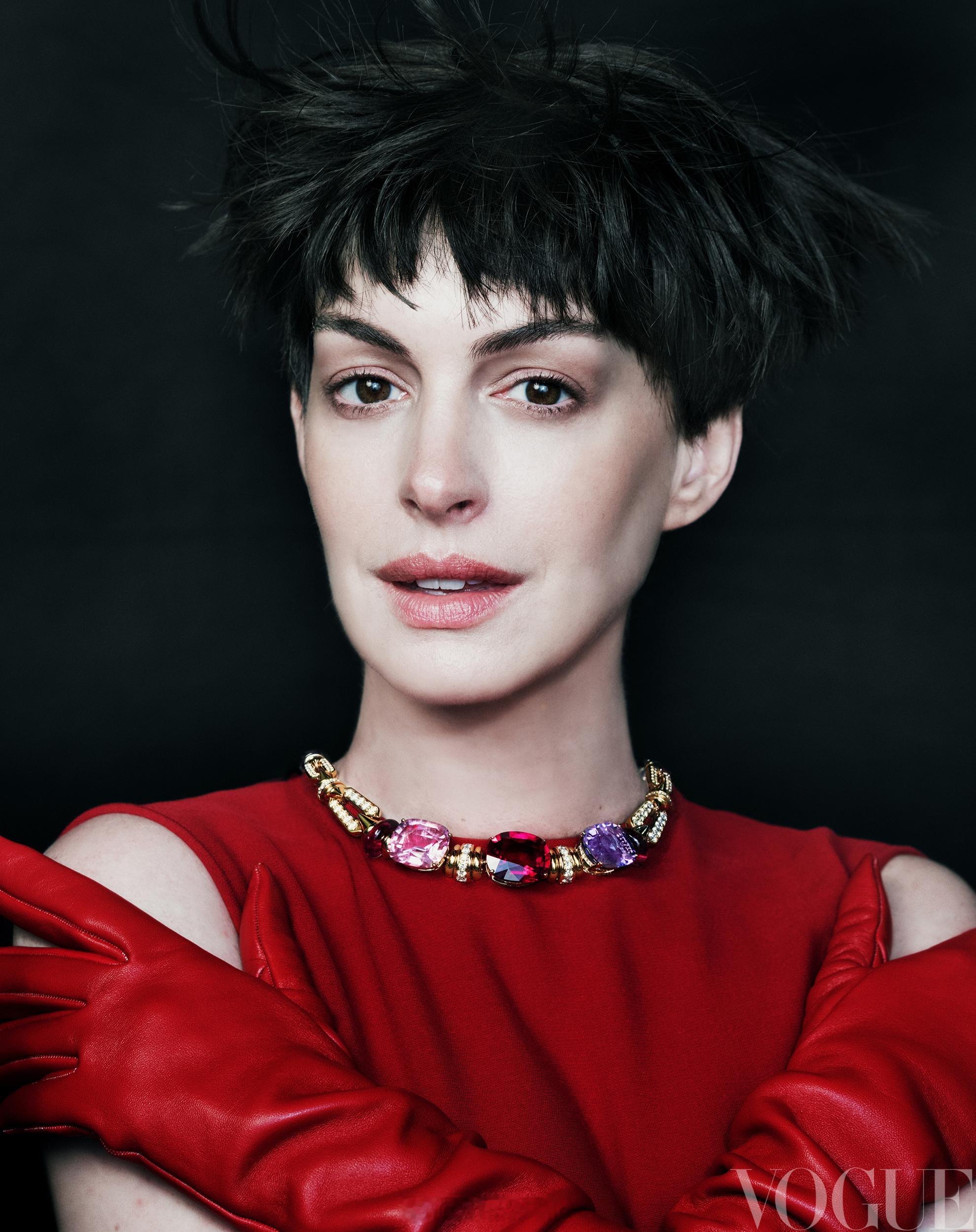 AnneHathaway登上《VOGUE》金九封面！摄影大师NormanJe