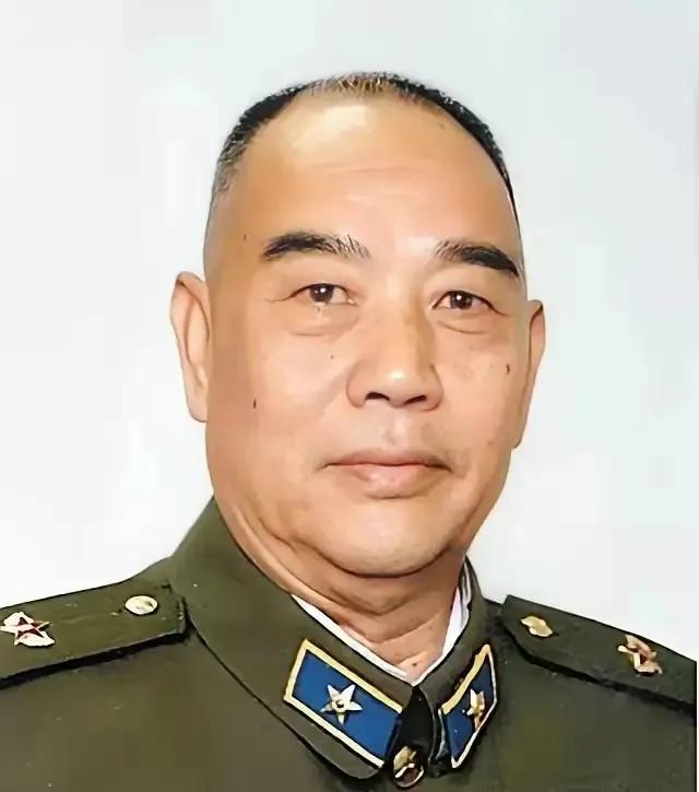 1958年，彭老总到兰州军区视察，吃饭时，他发现了一个干部很眼熟，便放下筷子看了