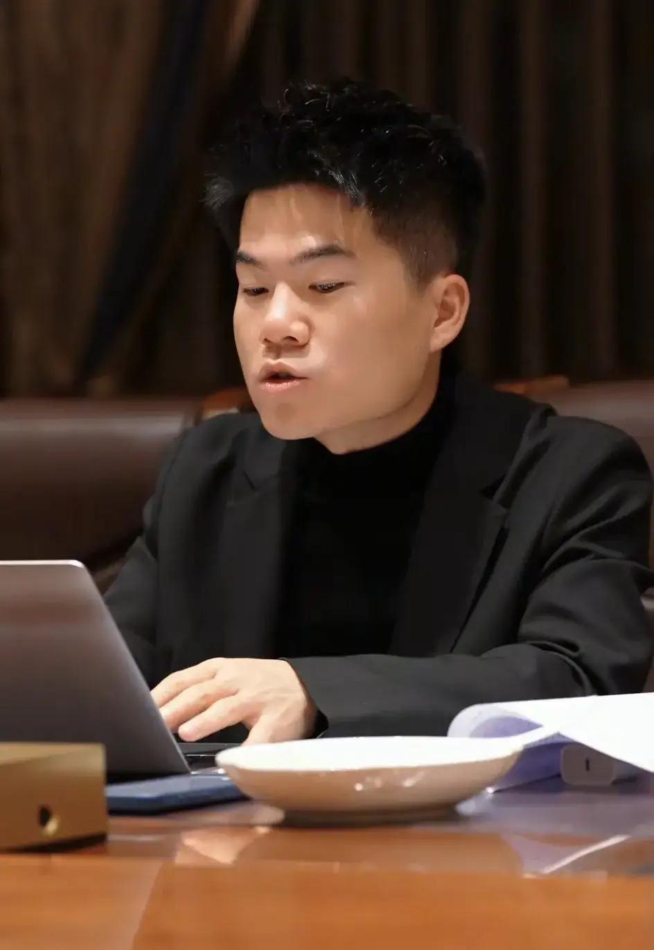 董宇辉越来越强大，他能让对手疯狂，自己纹丝不动。要说董宇辉有多硬核，当你还没